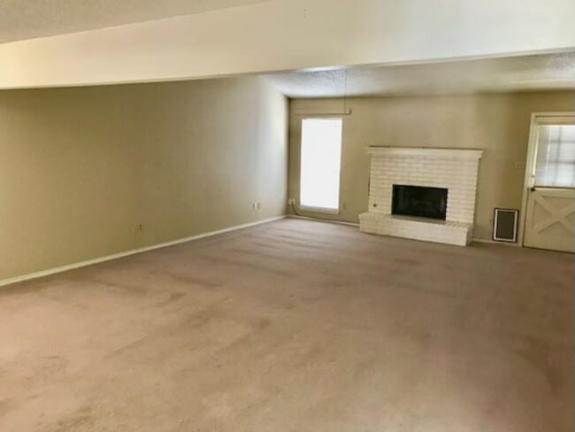 1005 W Caprock St in Hobbs, NM - Building Photo - Building Photo