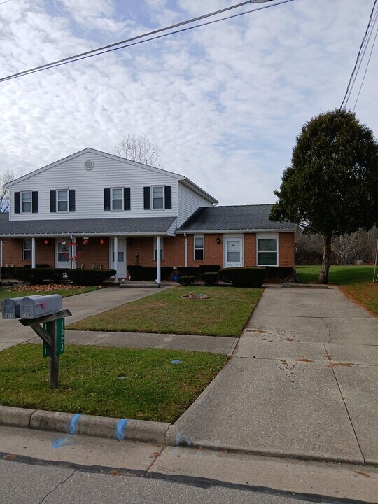 1323 Spring Village Dr, Unit 4 in Ontario, OH - Building Photo