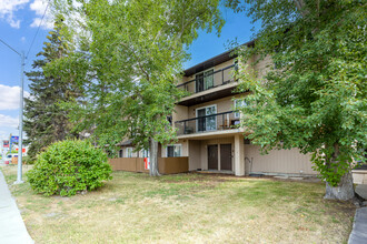 6228 Bowness Rd NW in Calgary, AB - Building Photo - Building Photo