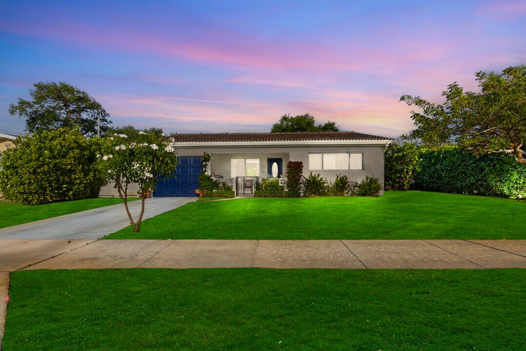 1906 N Lakeside Dr in Lake Worth Beach, FL - Building Photo
