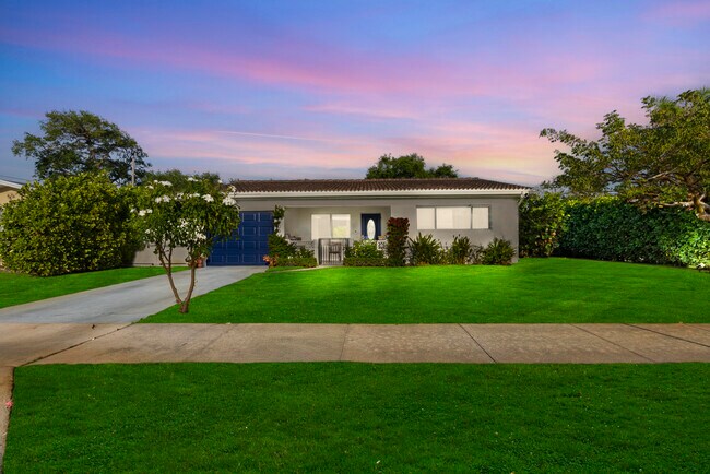 property at 1906 N Lakeside Dr