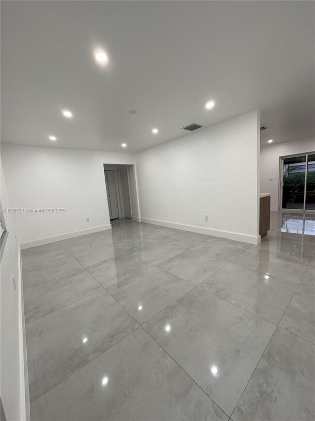 2785 SW 33rd Ave in Miami, FL - Building Photo - Building Photo