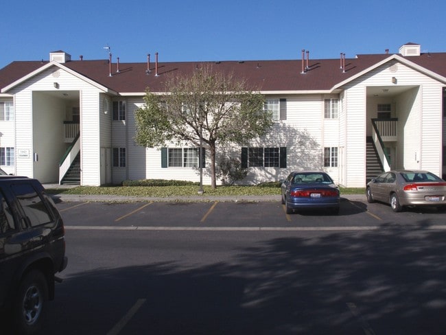 Palisades Park Apartments in Ammon, ID - Building Photo - Building Photo