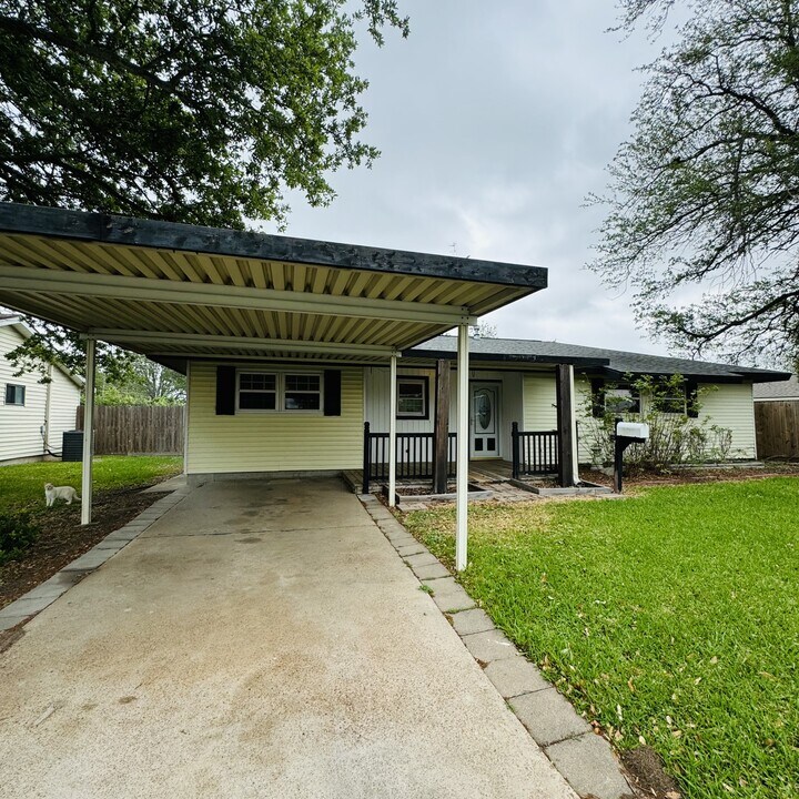306 Landry Dr in Port Neches, TX - Building Photo