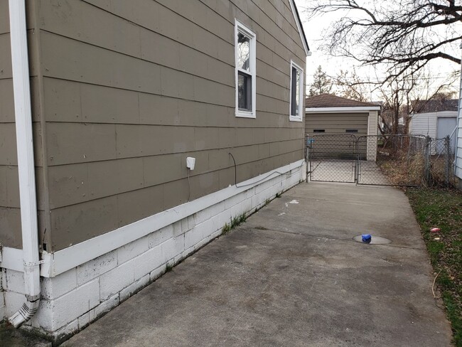 11330 Ford Ave in Warren, MI - Foto de edificio - Building Photo