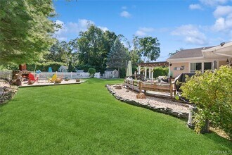 123 Broad Ave in Riverhead, NY - Building Photo - Building Photo