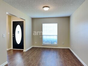 1379 Samantha Cir E in Jacksonville, FL - Foto de edificio - Building Photo