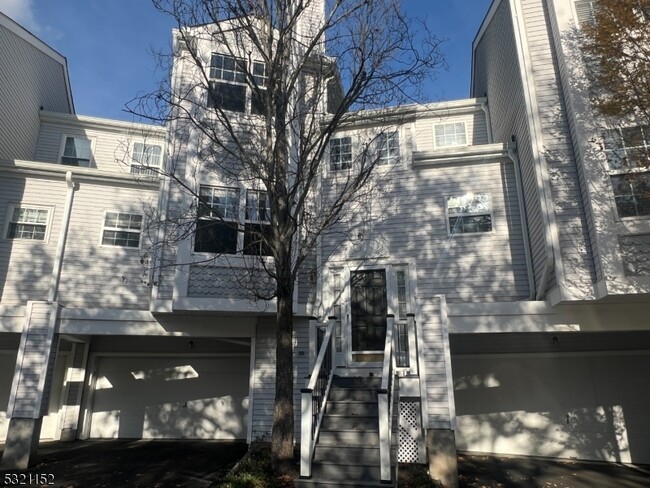 1803 Springbrook Ct in Whippany, NJ - Foto de edificio - Building Photo