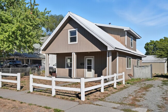 property at 2409 E Queen Ave