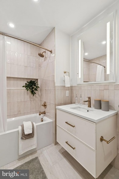 30 W Allens Ln, Unit 210 in Philadelphia, PA - Foto de edificio - Building Photo