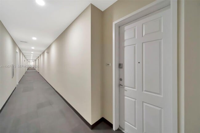 2100 Van Buren St in Hollywood, FL - Foto de edificio - Building Photo