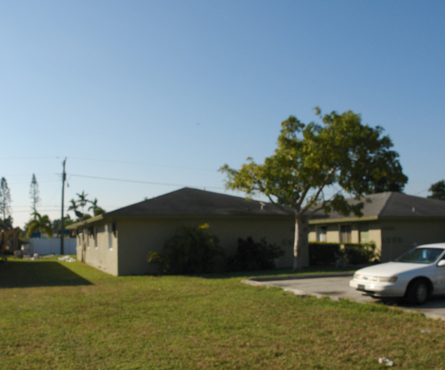 2446-2450 Jackson St in Hollywood, FL - Building Photo