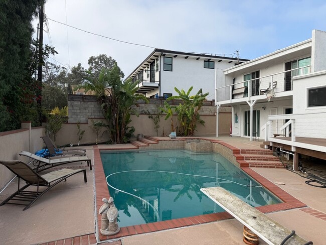 2396 Redlands Dr in Newport Beach, CA - Building Photo - Building Photo