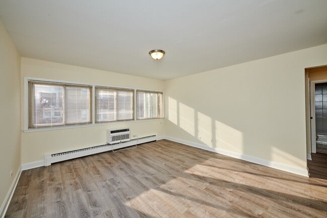 2411 W Fargo Ave in Chicago, IL - Building Photo - Building Photo