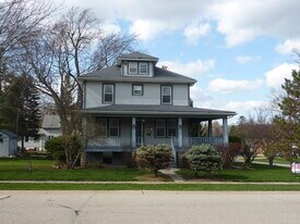 118 Harding Ave, Unit Second Floor in Fox River Grove, IL - Building Photo
