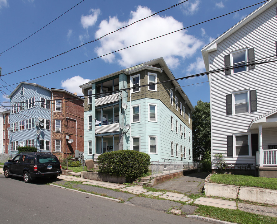 73 Booth St in New Britain, CT - Foto de edificio