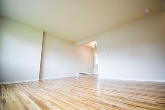 9149-9149 NE Glisan St in Portland, OR - Foto de edificio - Building Photo