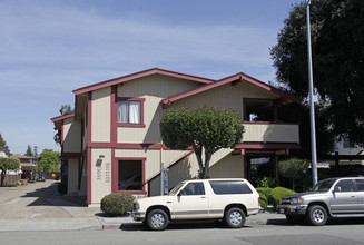 396-420 Chumalia St in San Leandro, CA - Building Photo - Building Photo