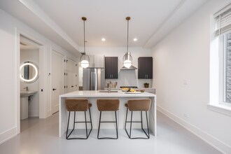 1814 W Thomas St, Unit 1F in Chicago, IL - Building Photo - Building Photo