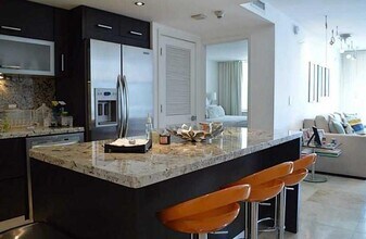 150 SE 25th Rd, Unit 9B in Miami, FL - Foto de edificio - Building Photo