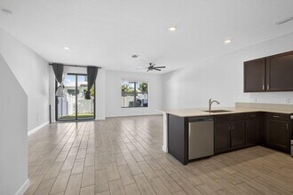4408 Hemlock Dr in Riviera Beach, FL - Foto de edificio - Building Photo