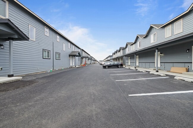 2625 W Marina Dr, Unit 5 in Moses Lake, WA - Foto de edificio - Building Photo
