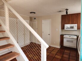25 W Perry Ln in Savannah, GA - Building Photo