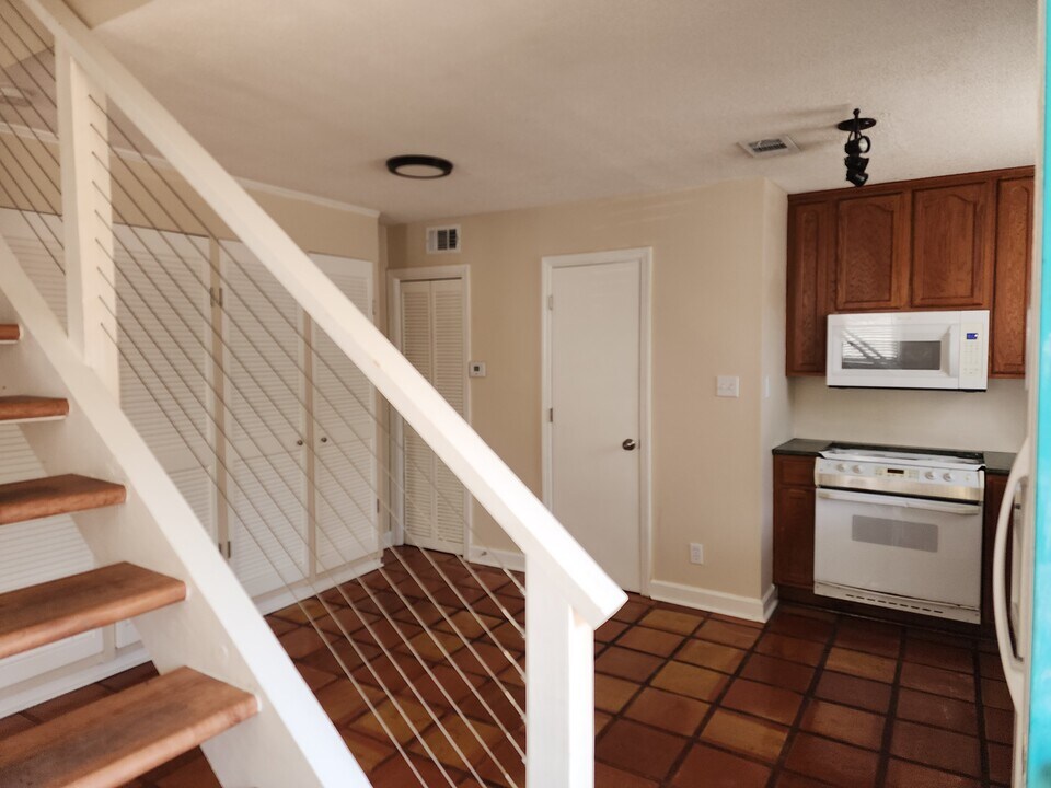 25 W Perry Ln in Savannah, GA - Building Photo