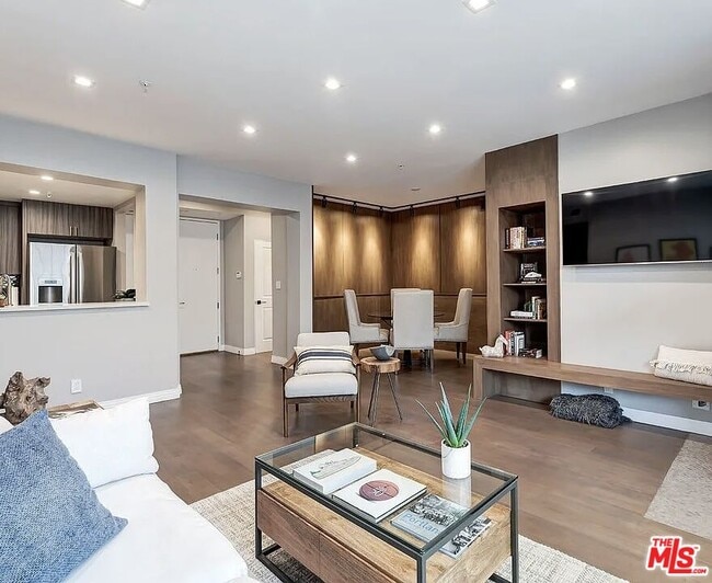 property at 930 N Doheny Dr