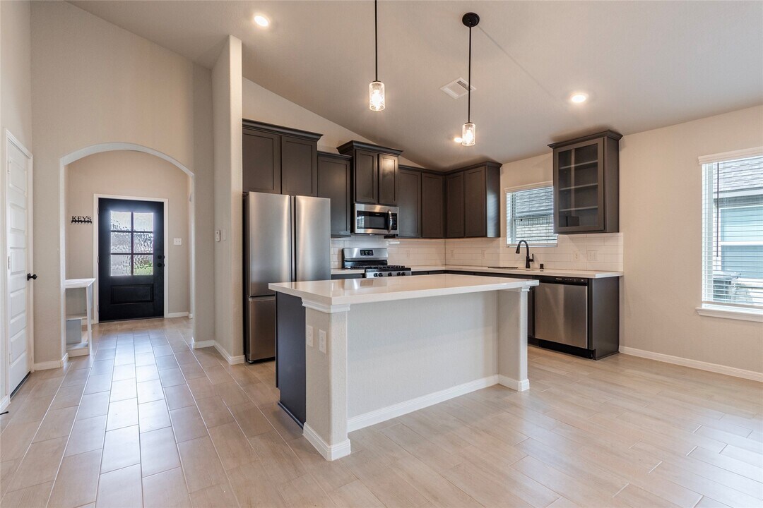 250 Eagleville Dr in Alvin, TX - Building Photo