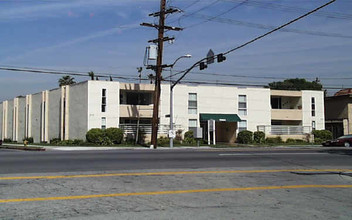 17463 Vanowen St in Los Angeles, CA - Building Photo - Building Photo