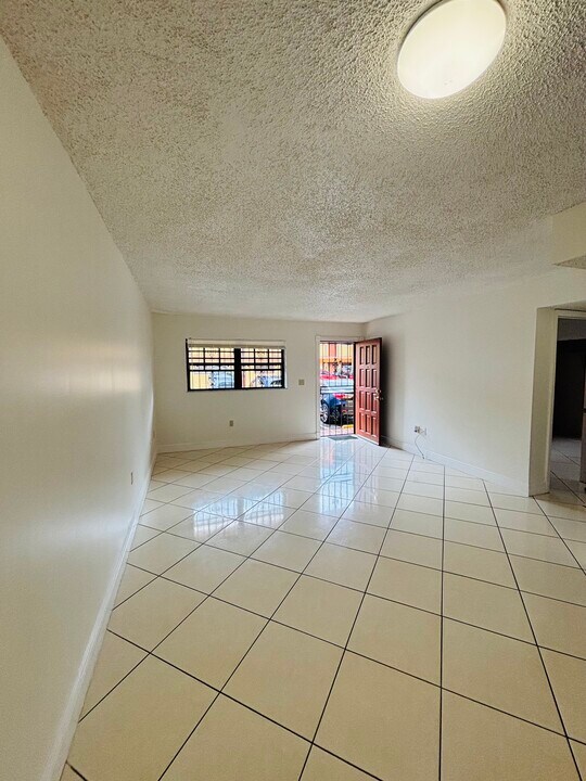 1331 W 51st Pl, Unit 1331 in Hialeah, FL - Foto de edificio