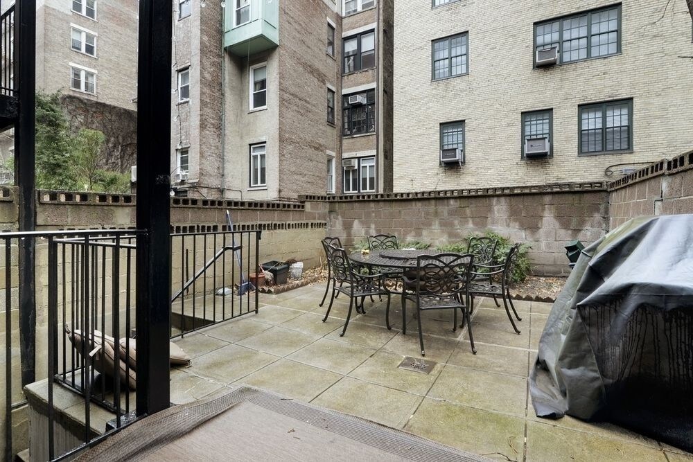 43 W 85th St in New York, NY - Building Photo