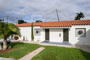 Villa L'homme Motel in Dania Beach, FL - Building Photo