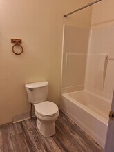 464 Howe Ave, Unit 3B in Shelton, CT - Foto de edificio - Building Photo