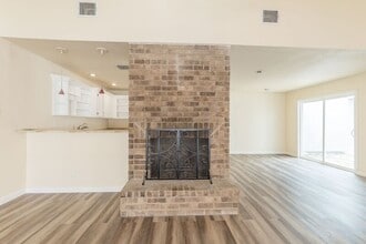 11826 Greenwood Village Dr in San Antonio, TX - Building Photo - Building Photo