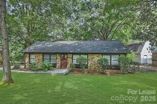 218 Clearbrook Rd in Matthews, NC - Building Photo