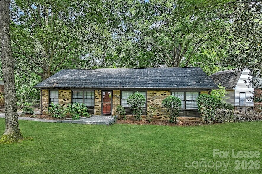 218 Clearbrook Rd in Matthews, NC - Building Photo