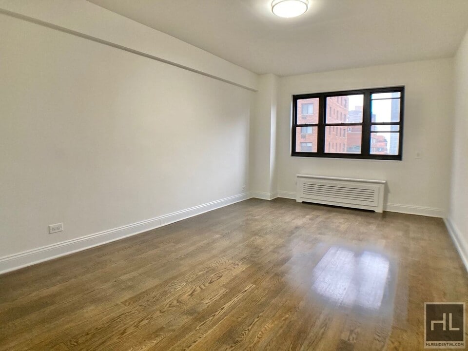 EAST 35 STREET in New York, NY - Building Photo