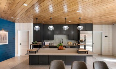 12610 Ridgedale Dr in Minnetonka, MN - Foto de edificio - Building Photo