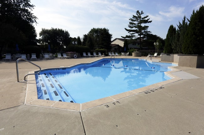 Courts of the Falling Waters in Downers Grove, IL - Foto de edificio - Building Photo