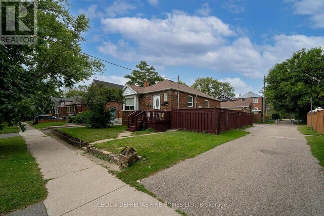 12 Boyd Ave in Toronto, ON - Building Photo - Building Photo