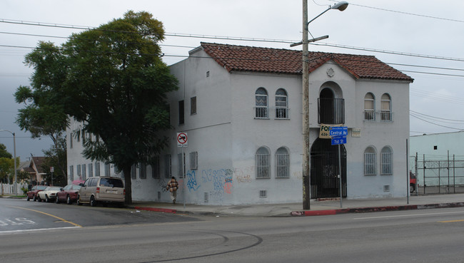 7100 S Central Ave in Los Angeles, CA - Building Photo - Building Photo