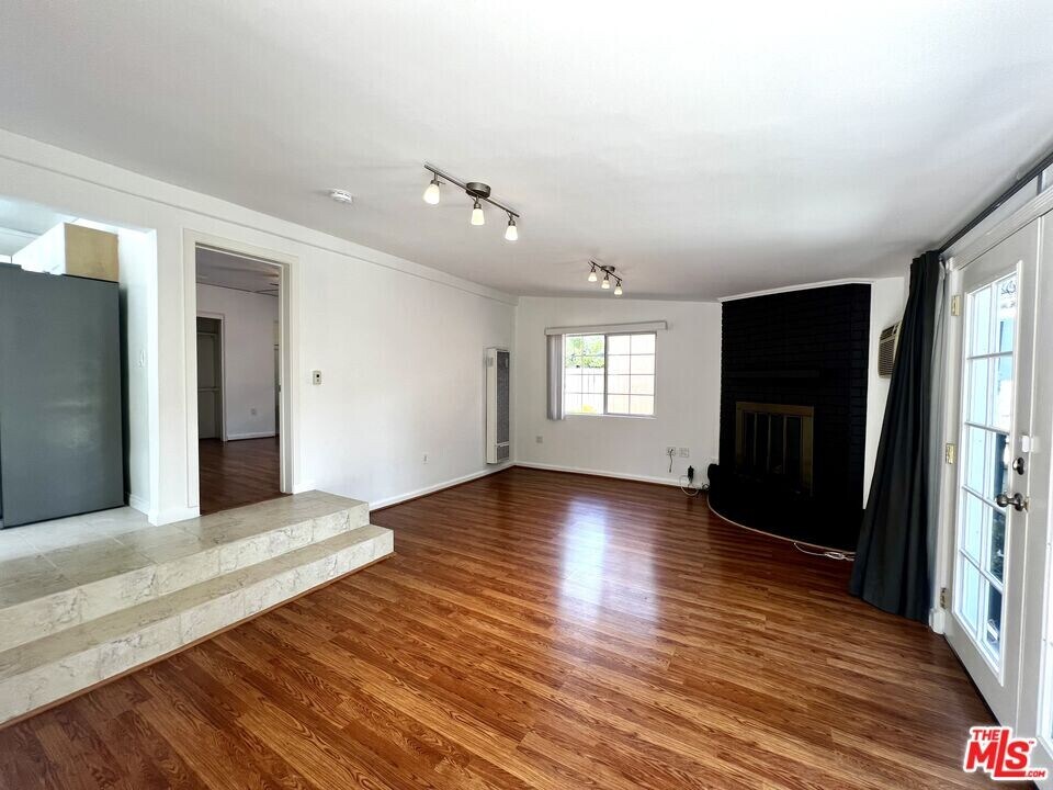364 N San Vicente Blvd in West Hollywood, CA - Building Photo