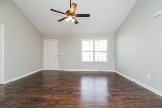 2055 Gardendale Dr in Murfreesboro, TN - Foto de edificio - Building Photo