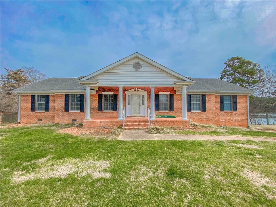 255 Starritt Ln in Walhalla, SC - Building Photo