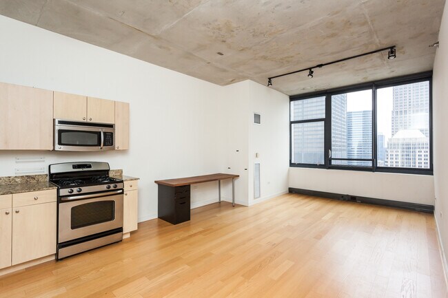 235 W Van Buren St in Chicago, IL - Building Photo - Building Photo