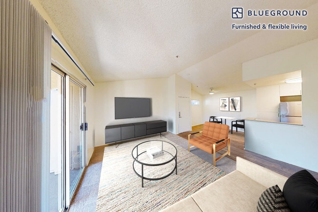 5679 Amaya Dr in La Mesa, CA - Foto de edificio - Building Photo