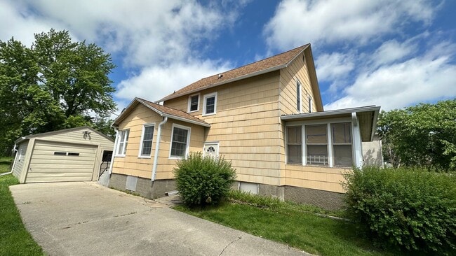 229 S Sherman Ave in Ames, IA - Building Photo - Building Photo