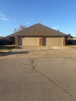 10305 NW 38th Terrace in Yukon, OK - Building Photo